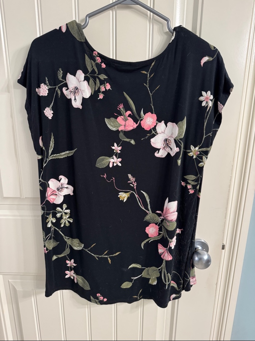 Reitmans Black Floral V-Neck Short Sleeve Top - Picture 4 of 4